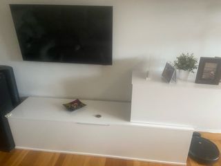 Mueble TV moderno blanco y gris plata. 