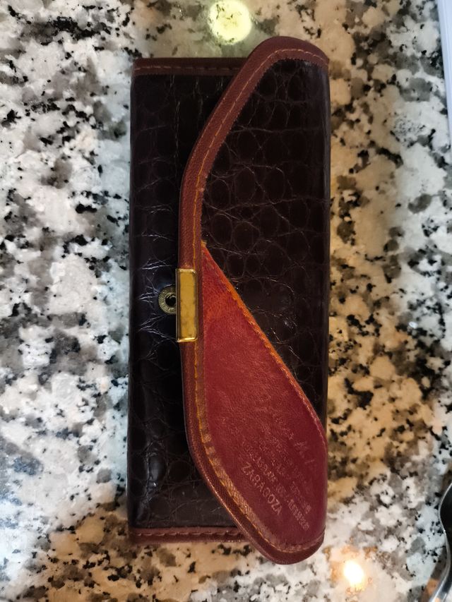 Monedero piel cocodrilo marrón y rojo
