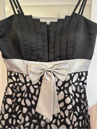Vestido de fiesta negro y plateado