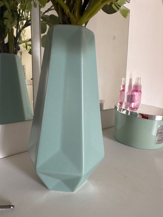 Jarrón moderno con plantas artificiales