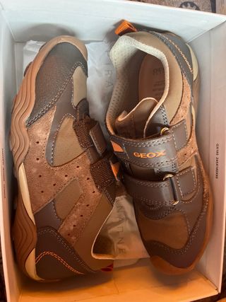 Zapatos Geox niño marrones y naranjas