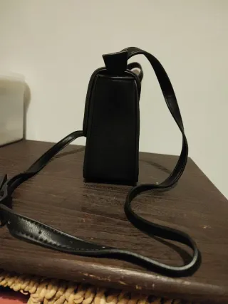 Bolso negro con detalles dorados