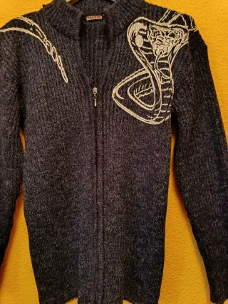Chaqueta con cremallera y bordado