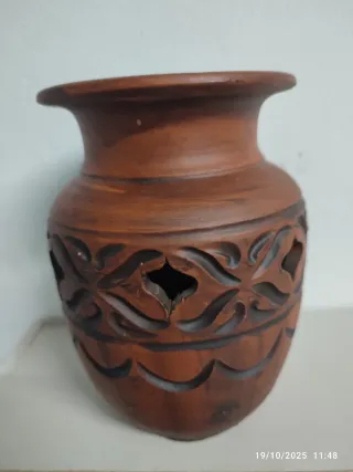 Jarrón de cerámica artesanal tallado
