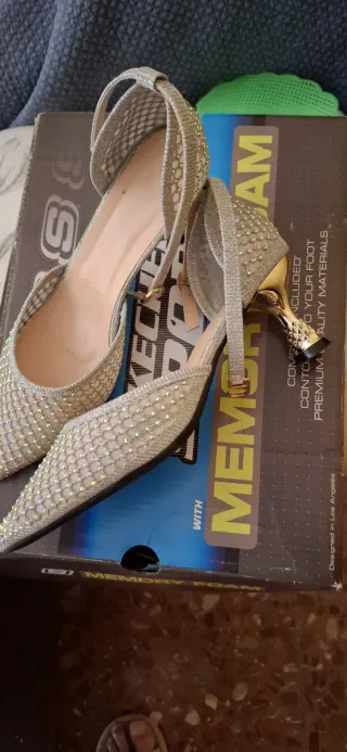 Zapatos de fiesta plateados con pedrería