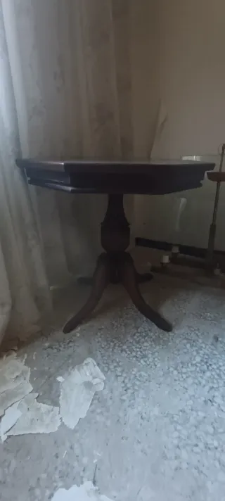 Mesa octogonal de madera con cristal color caoba