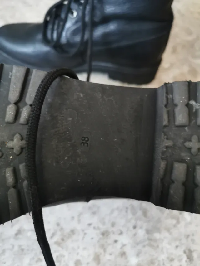 Botas militares de piel negras