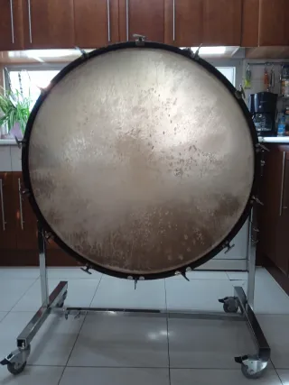 Bombo Kolberg 32" con parches Kalfo y flight case