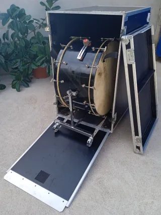 Bombo Kolberg 32" con parches Kalfo y flight case