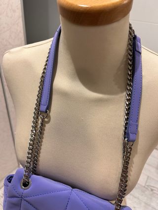 Bolso morado con cadena