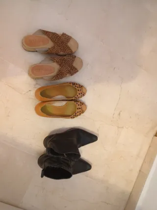 Sandalias beige y bota negra
