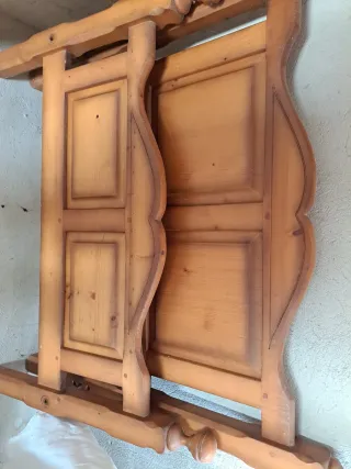 Cama de madera rústica
