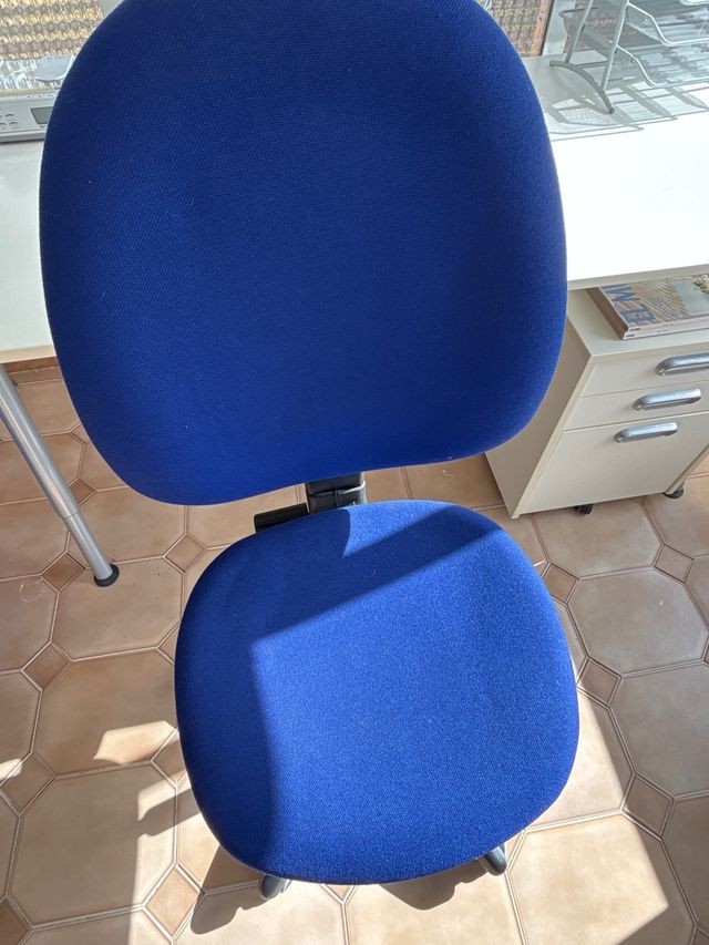 Escritorio con cajonera, silla y lámpara