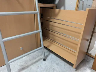 Habitación juvenil con cama alta y armarios