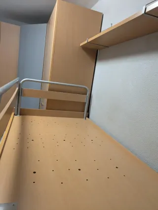 Habitación juvenil con cama alta y armarios