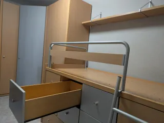 Habitación juvenil con cama alta y armarios