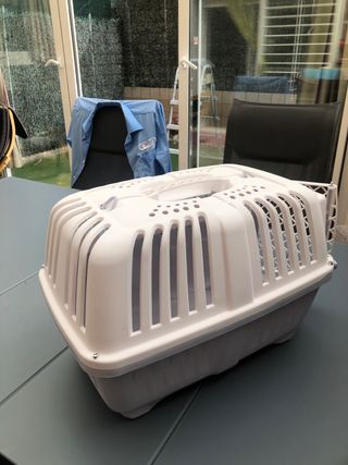 Trasportino per animali domestici grigio e bianco