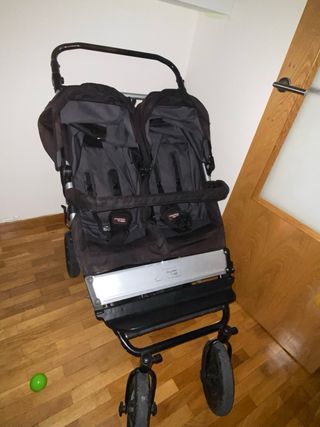 Carro gemelar negro con sombrilla