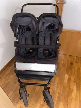 Carro gemelar negro con sombrilla