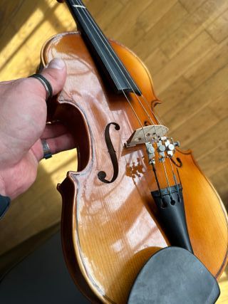 Violín de madera color miel