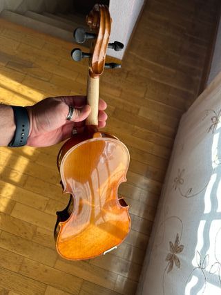 Violín de madera color miel