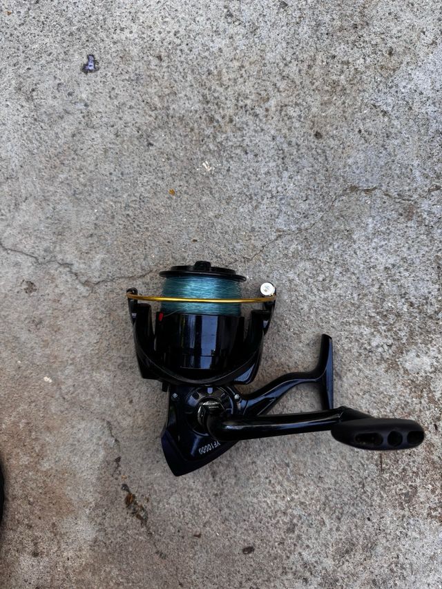 Carrete de pesca negro