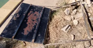 Puerta metálica con marco