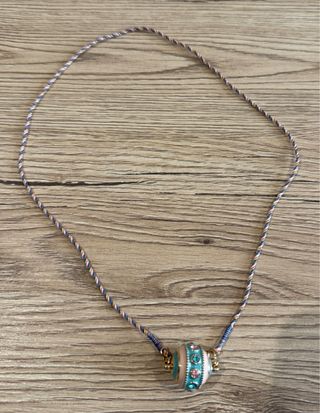 Collana con ciondolo colorato