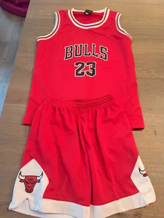 Conjunto Baloncesto Bulls 23 (8-11 años)