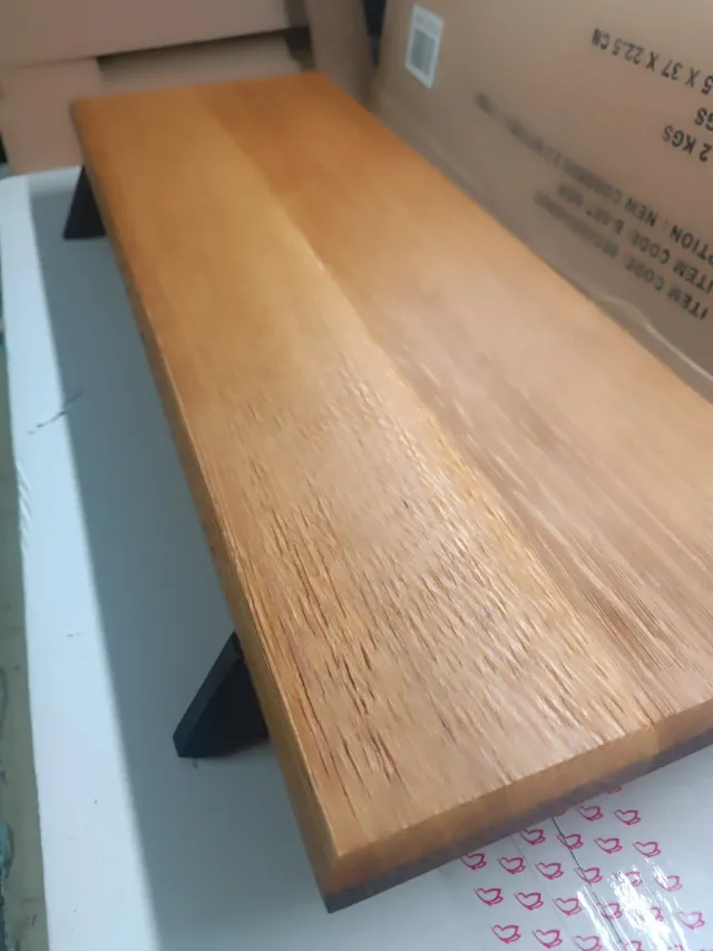 Tagliere con piedini in legno