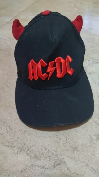 Gorra AC/DC Negra con Cuernos Rojos