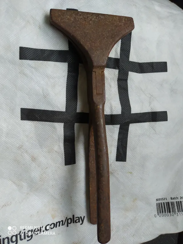 Herramienta antigua de metal oxidado