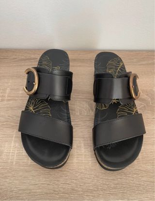 Sandalias Panama Jack negras con hebilla dorada