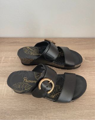 Sandalias Panama Jack negras con hebilla dorada