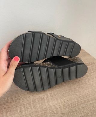 Sandalias Panama Jack negras con hebilla dorada