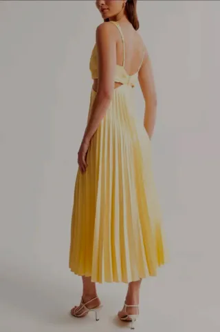 Vestido Midi Plisado Amarillo Pastel con Cut-Outs