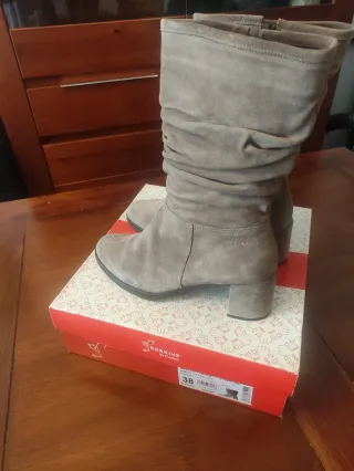 Botas nuevas Dorking Ante Gris Talla 38