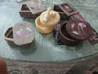 Cajas artesanales de piedra con incrustaciones