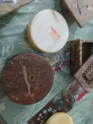 Cajas artesanales de piedra con incrustaciones
