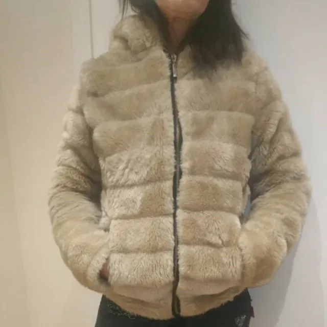 Giacca con cappuccio in pelliccia sintetica beige