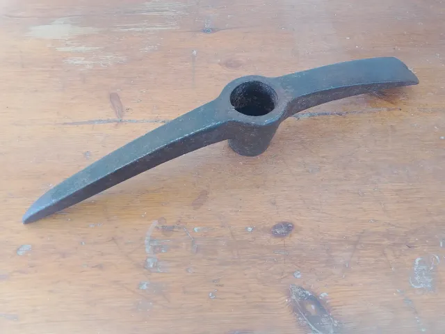 Pico de hierro para obra.