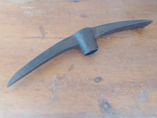 Pico de hierro para obra.