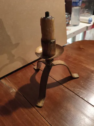 Antiguo pie de lámpara dorado
