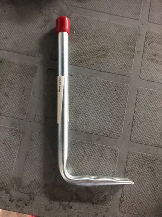 Ganchos metálicos con tapa roja