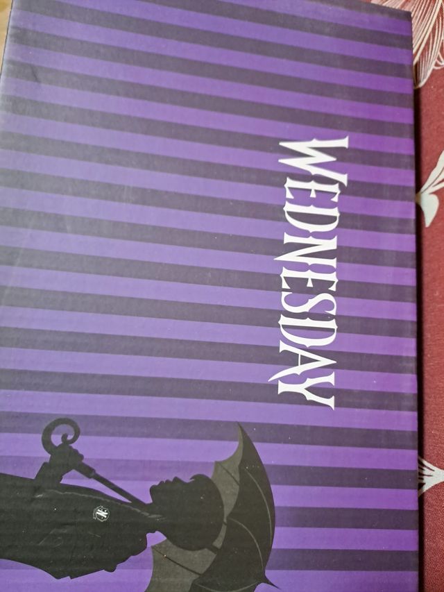 Sneakers Wednesday Addams bianche e nere