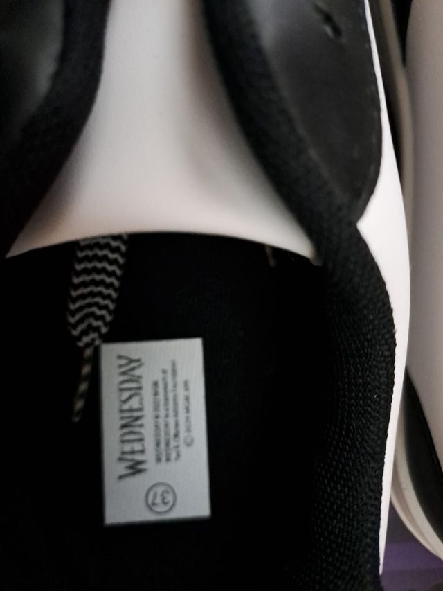 Sneakers Wednesday Addams bianche e nere