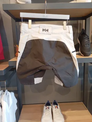 Bermuda Helly Hansen Beige y Negra