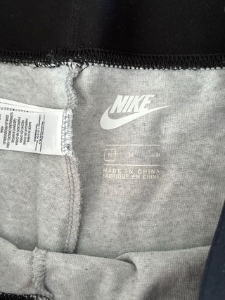 Mallas Nike grises y negras