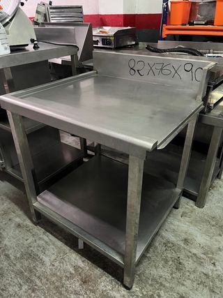Mesa de acero inoxidable con estante