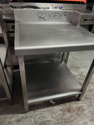 Mesa de acero inoxidable con estante